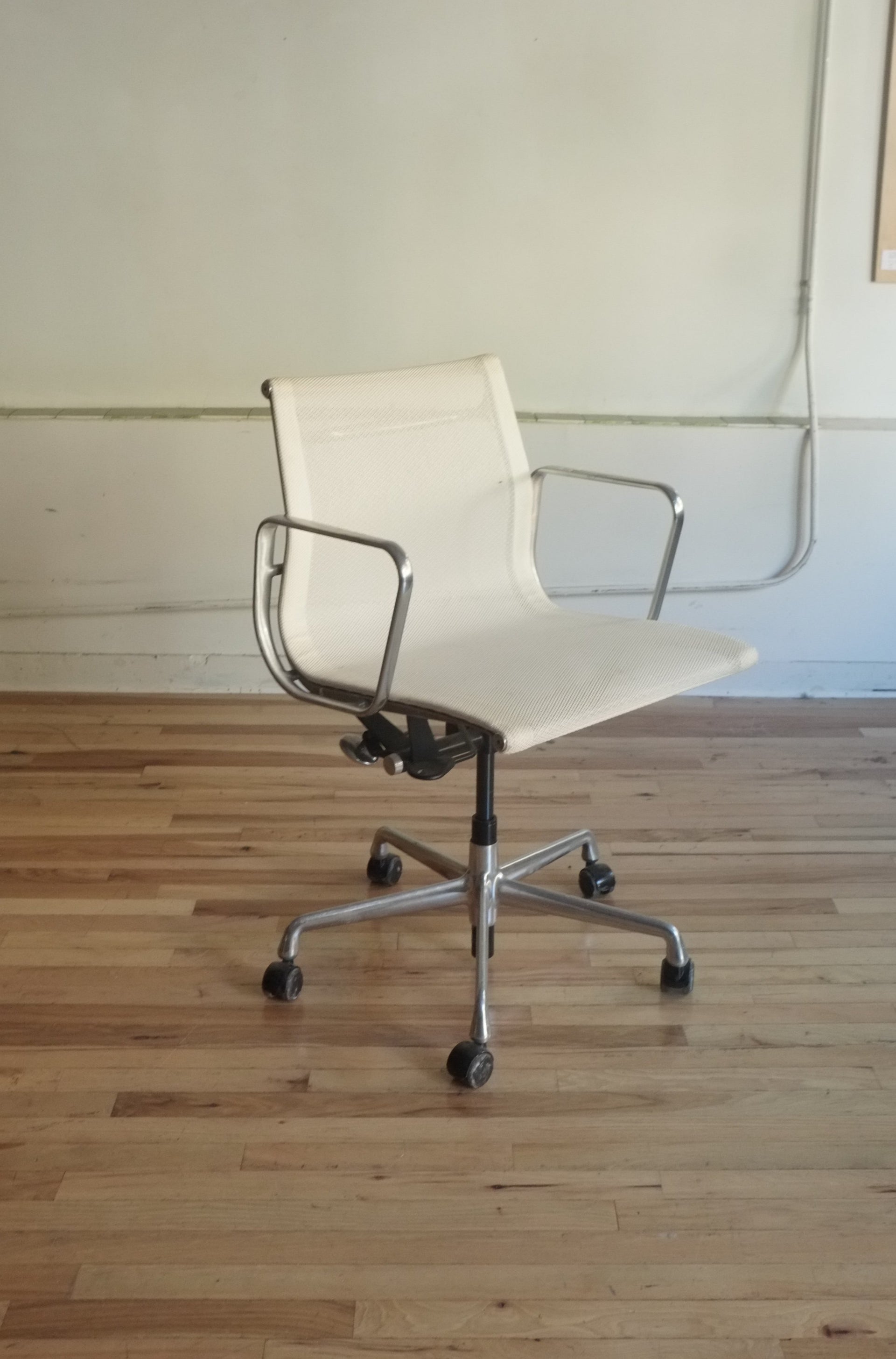 Eames Aluminum Group Management chair (White Mesh)