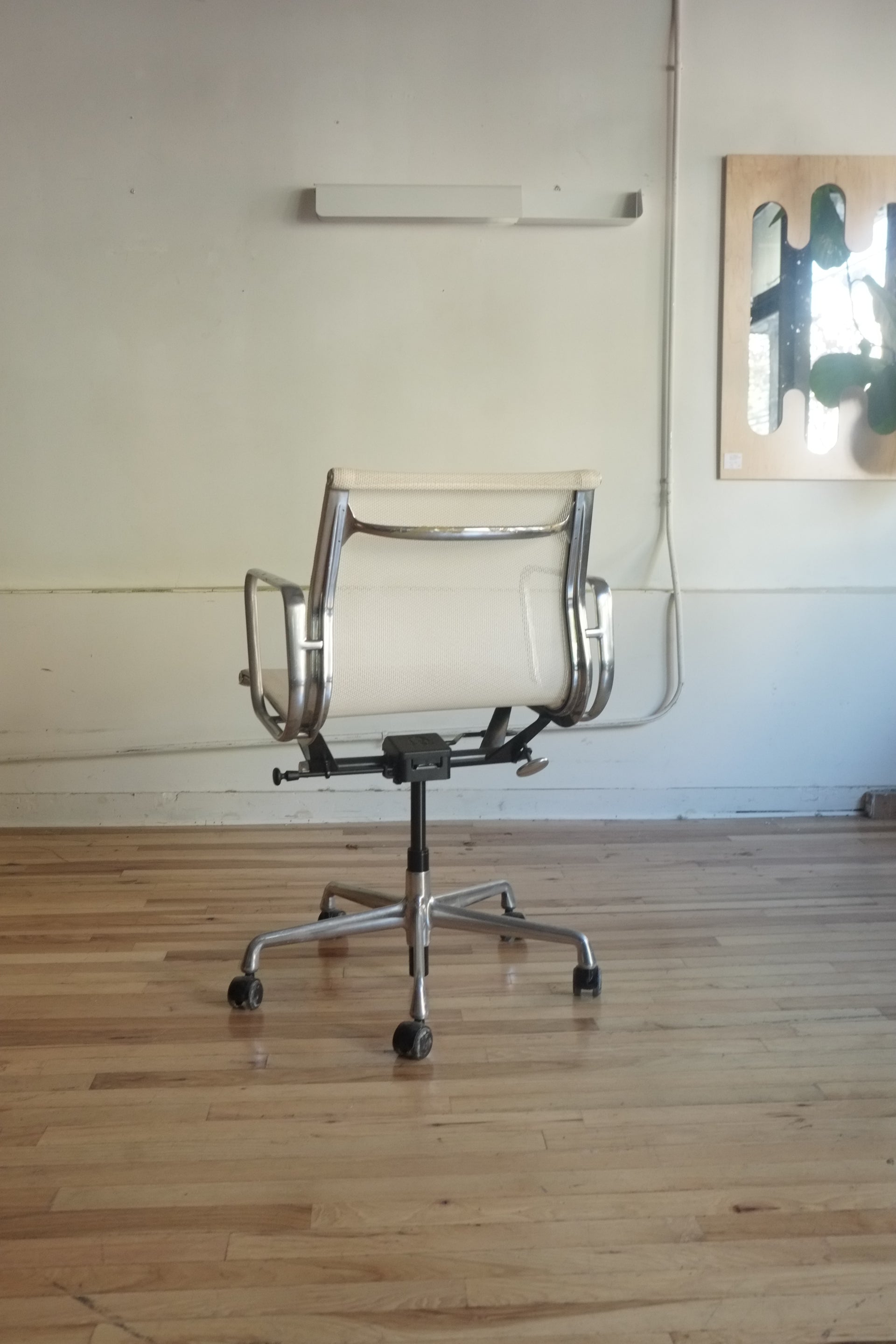 Eames Aluminum Group Management chair (White Mesh)