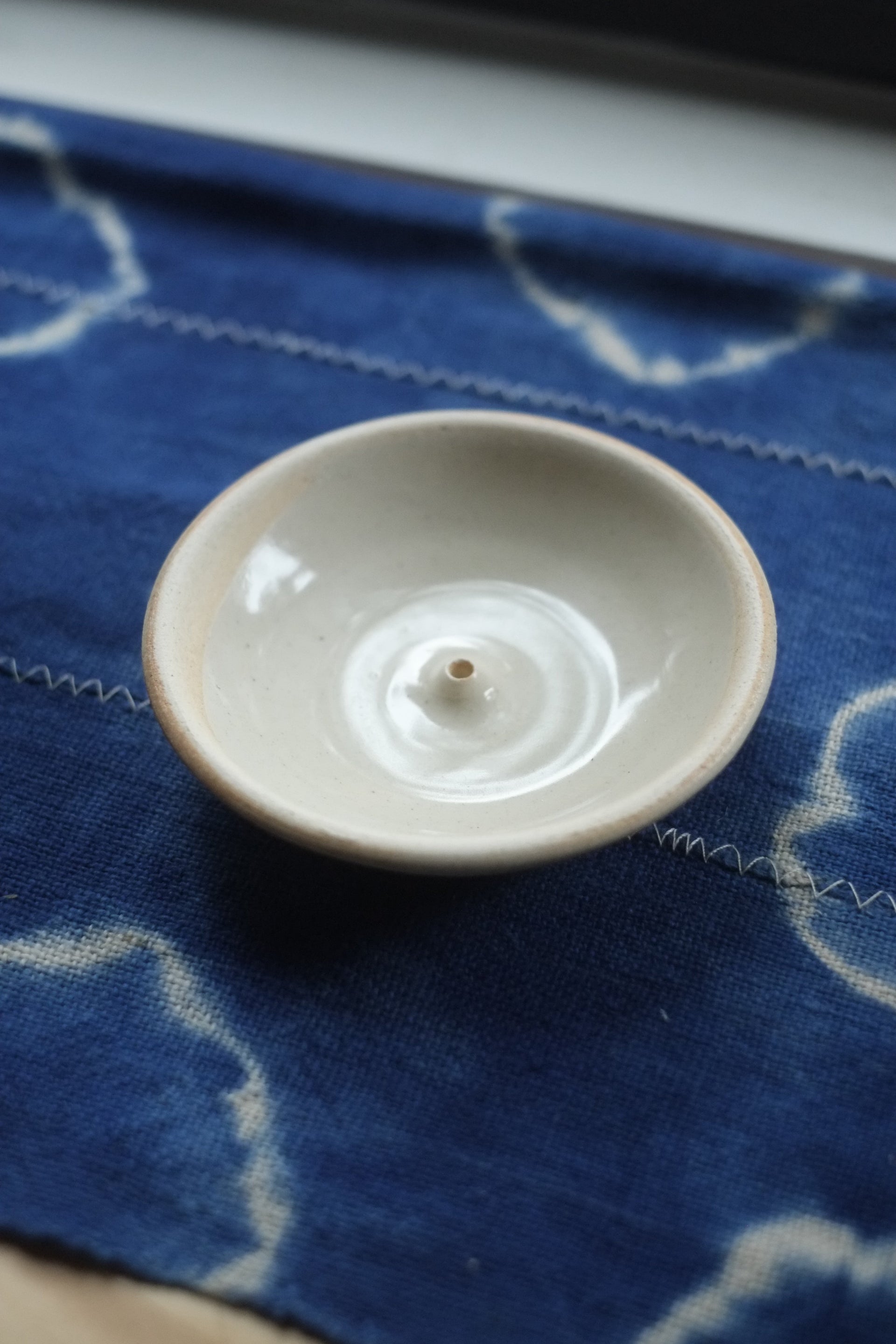 WABI SABI incense holder (Black or Natural)