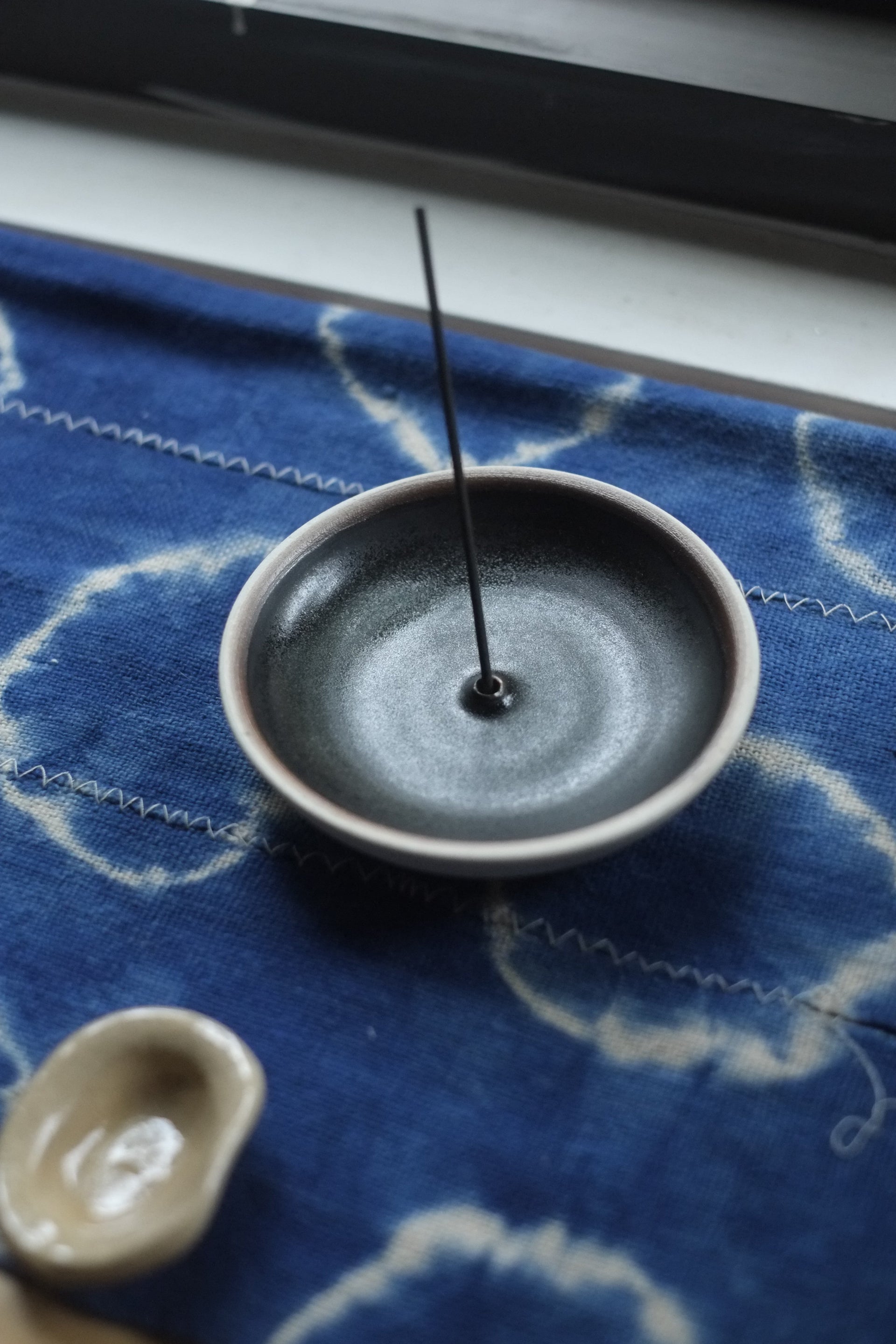 WABI SABI incense holder (Black or Natural)