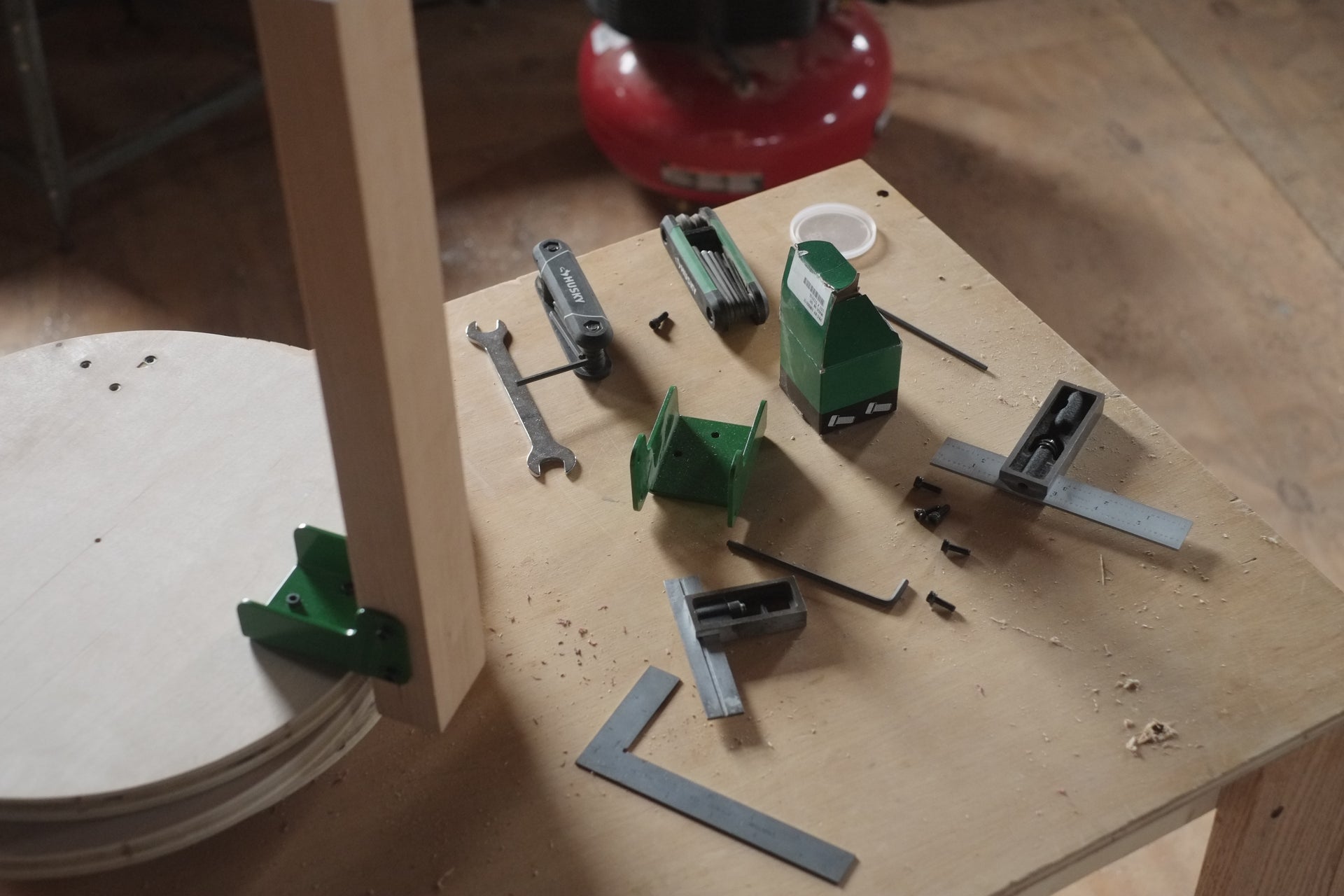 Roosi Presents Sam Sundos at Lichen