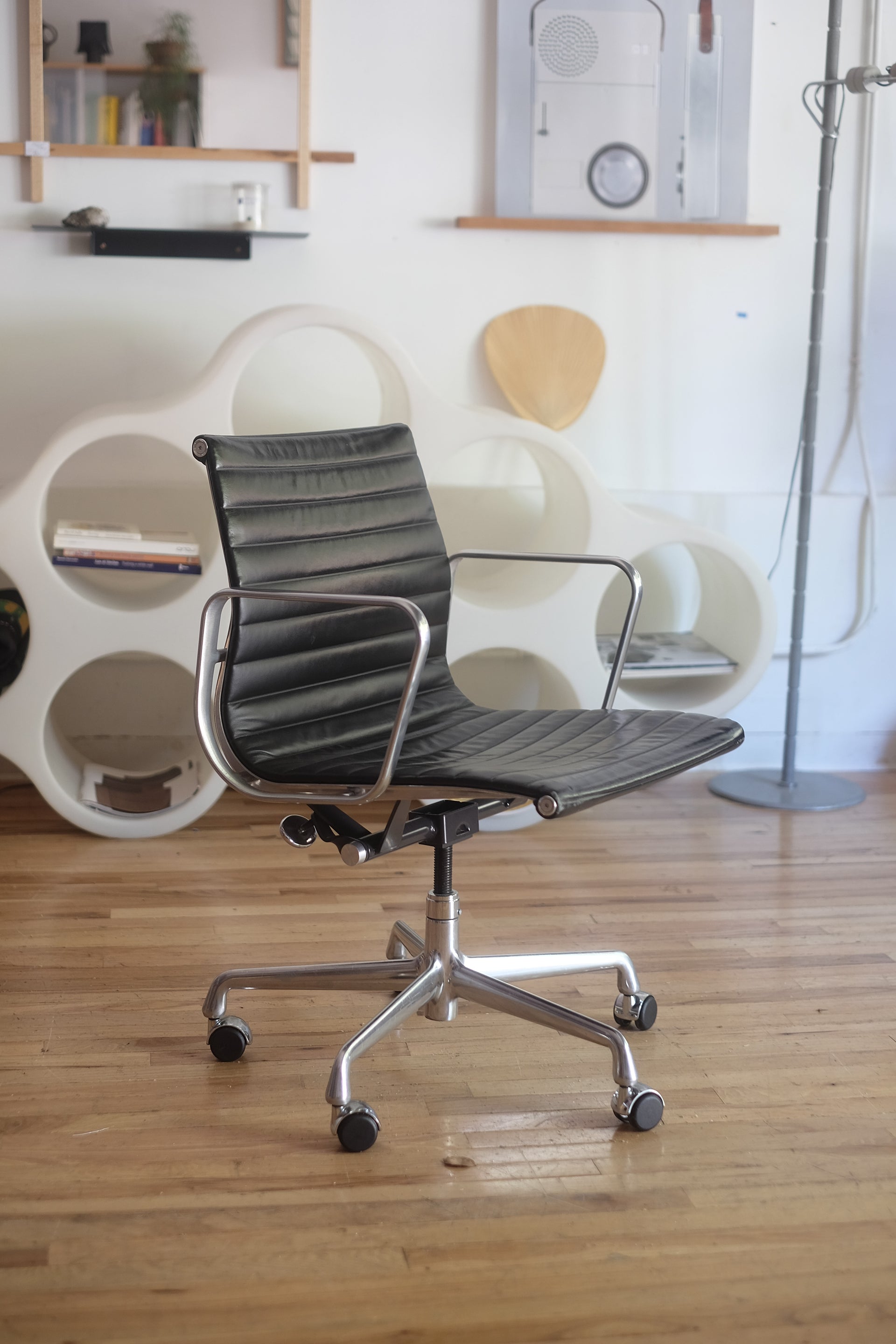 Eames Aluminum Group Management Chair (Black Leather)