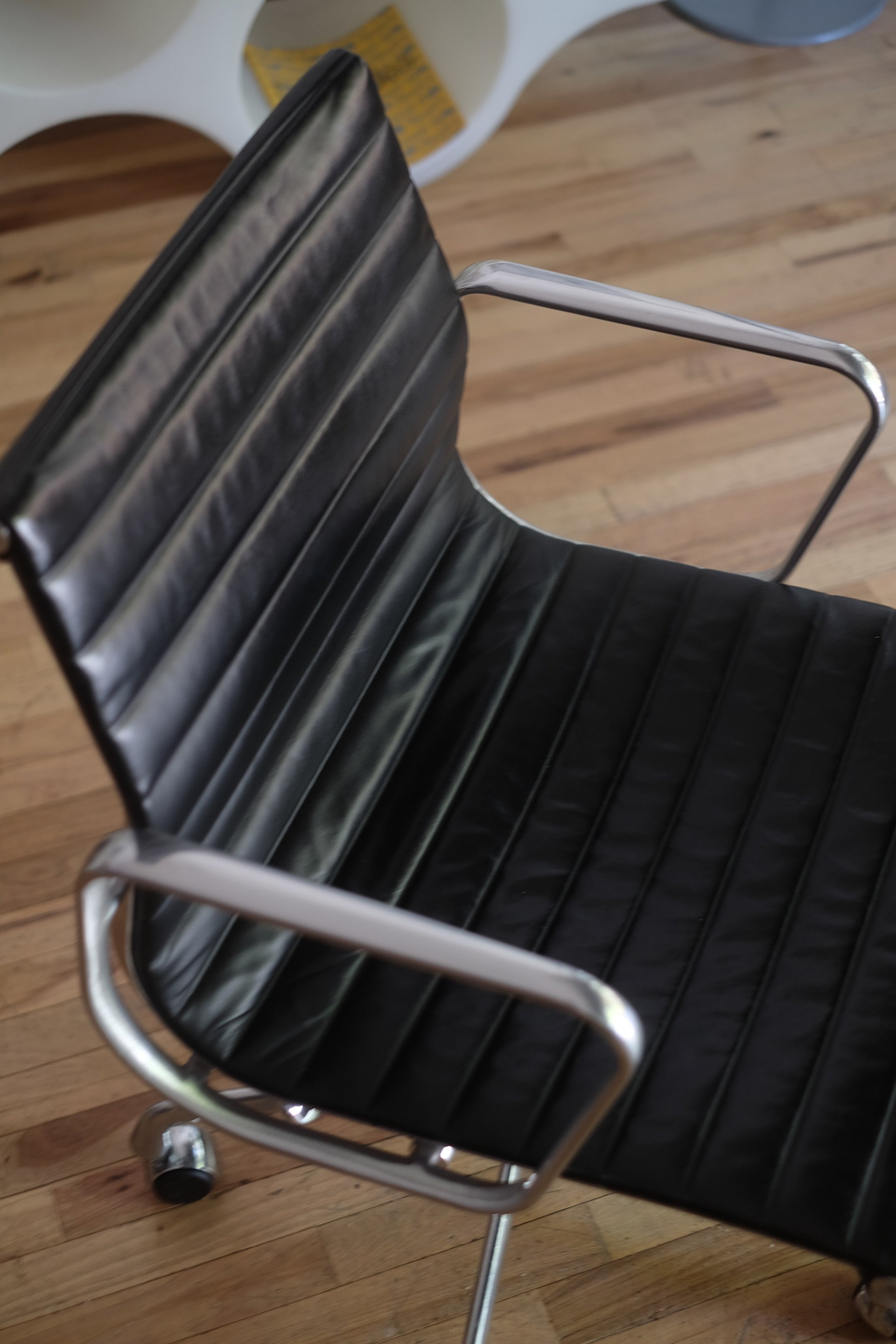 Eames Aluminum Group Management Chair (Black Leather)