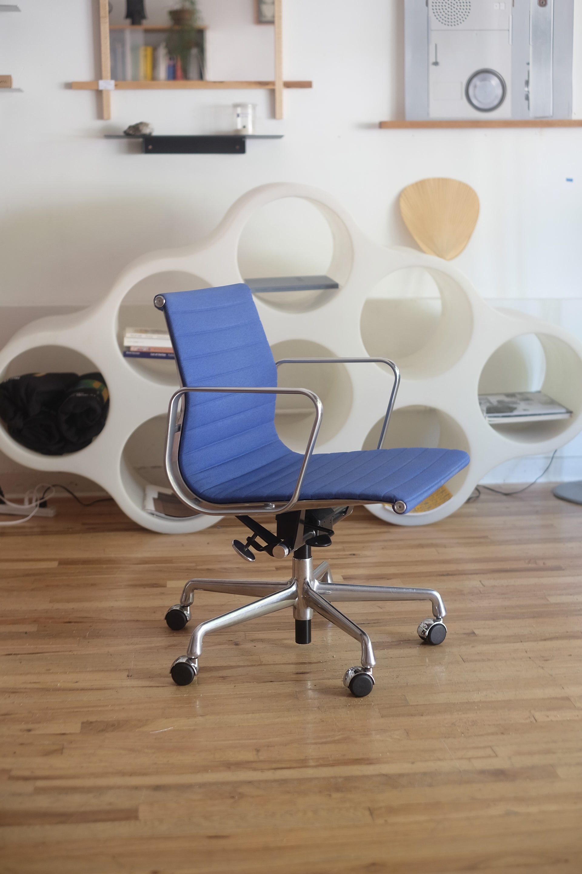 Eames Aluminum Group Management Chair (Blue Upholstery)