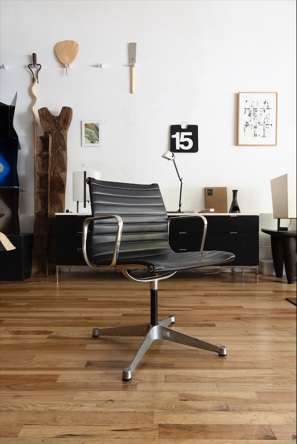 Eames Aluminum Group Management Chair (Black)
