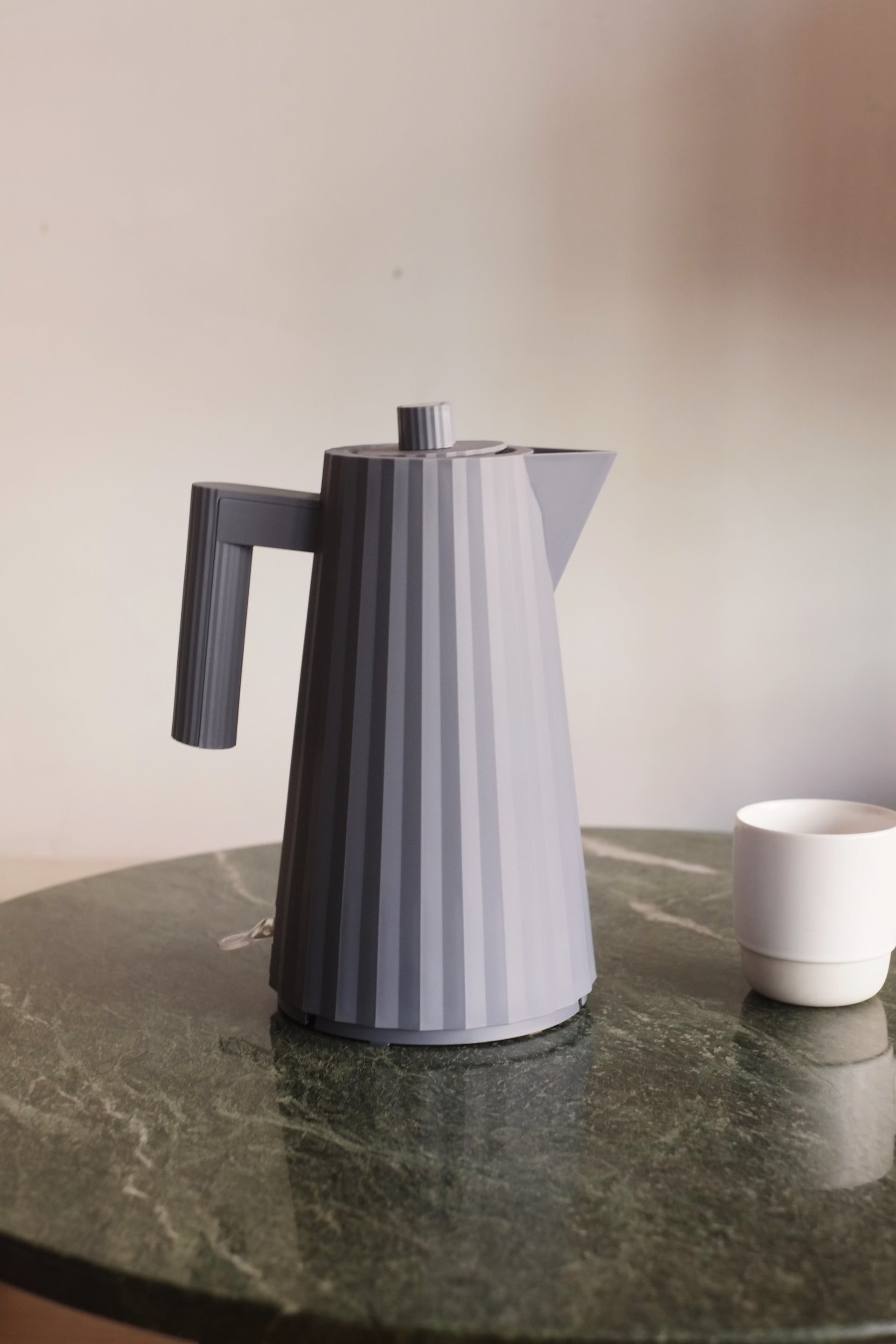 Plissé ELECTRIC KETTLE by Michele De Lucchi for Alessi (Gray)