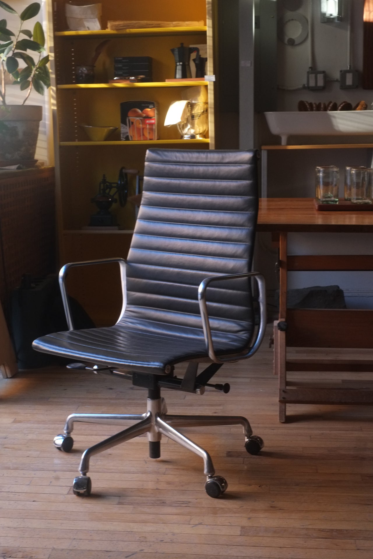 Eames Aluminum Group Executive Chair (Graphite)