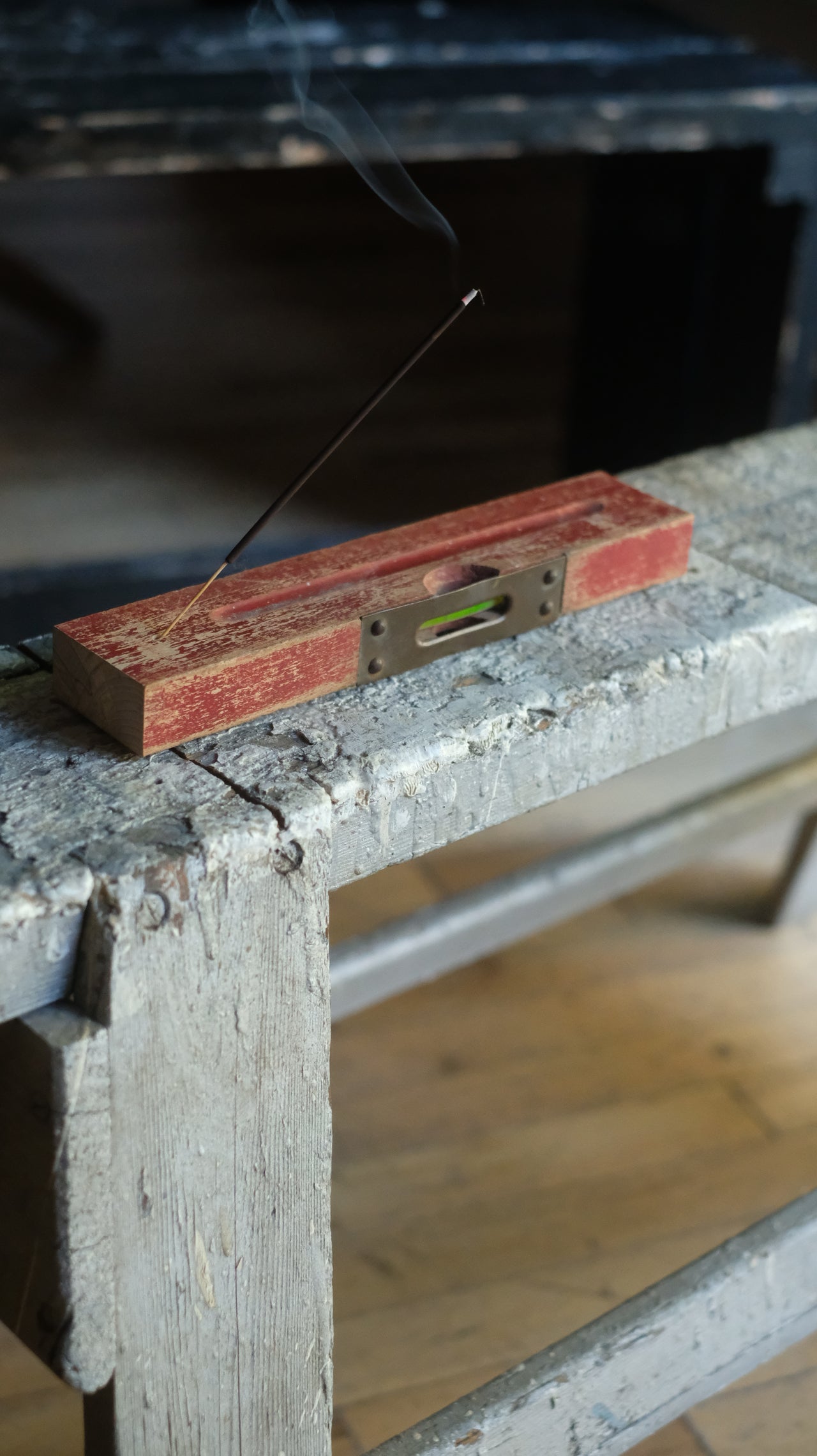 Level Incense Holder (2025) by Émily Godin