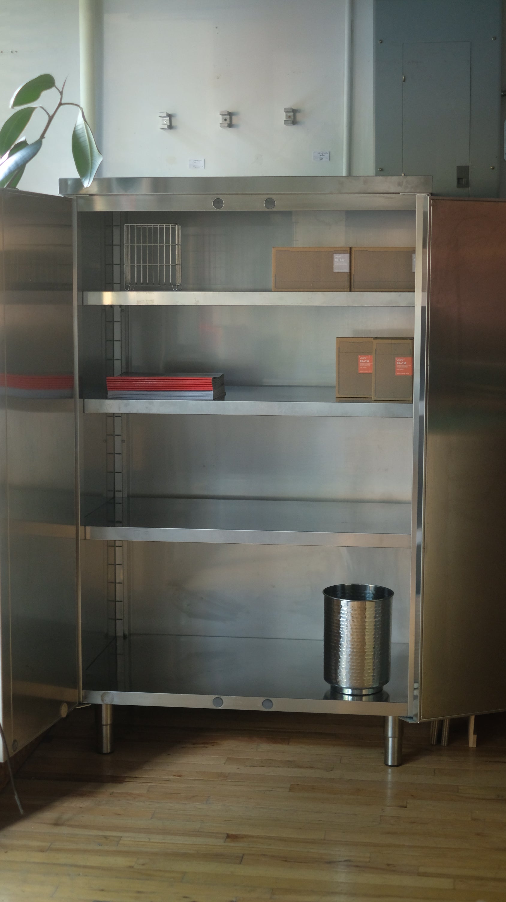 Quovis Cabinet by DWR