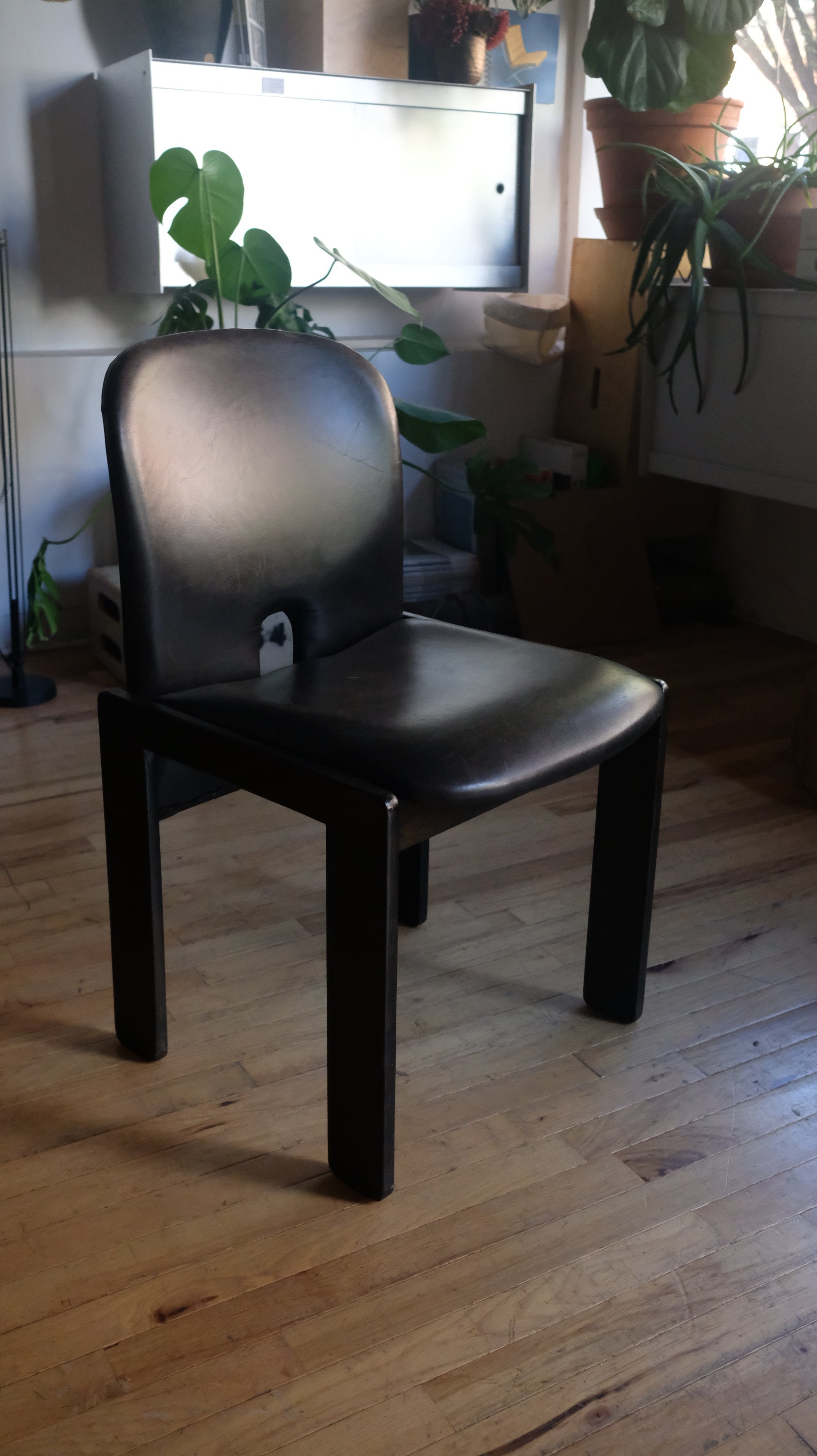 置物 Cassina Leather 121 Chair by Afra & Tobia Scarpa for Cassina - lichennyc