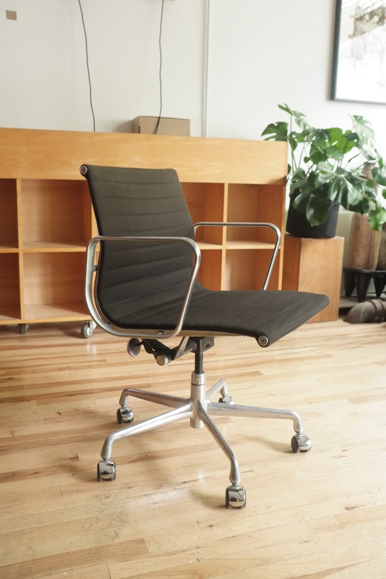 EAMES ALUMINUM GROUP MANAGEMENT CHAIR (Black Upholstery)