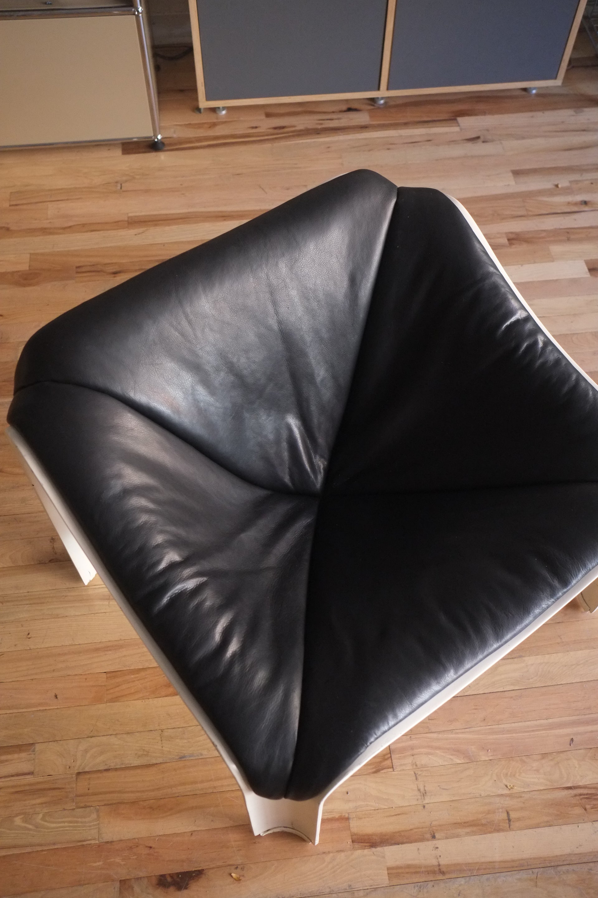 Rent: Pierre Paulin 'F303' Lounge Chair for Artifort