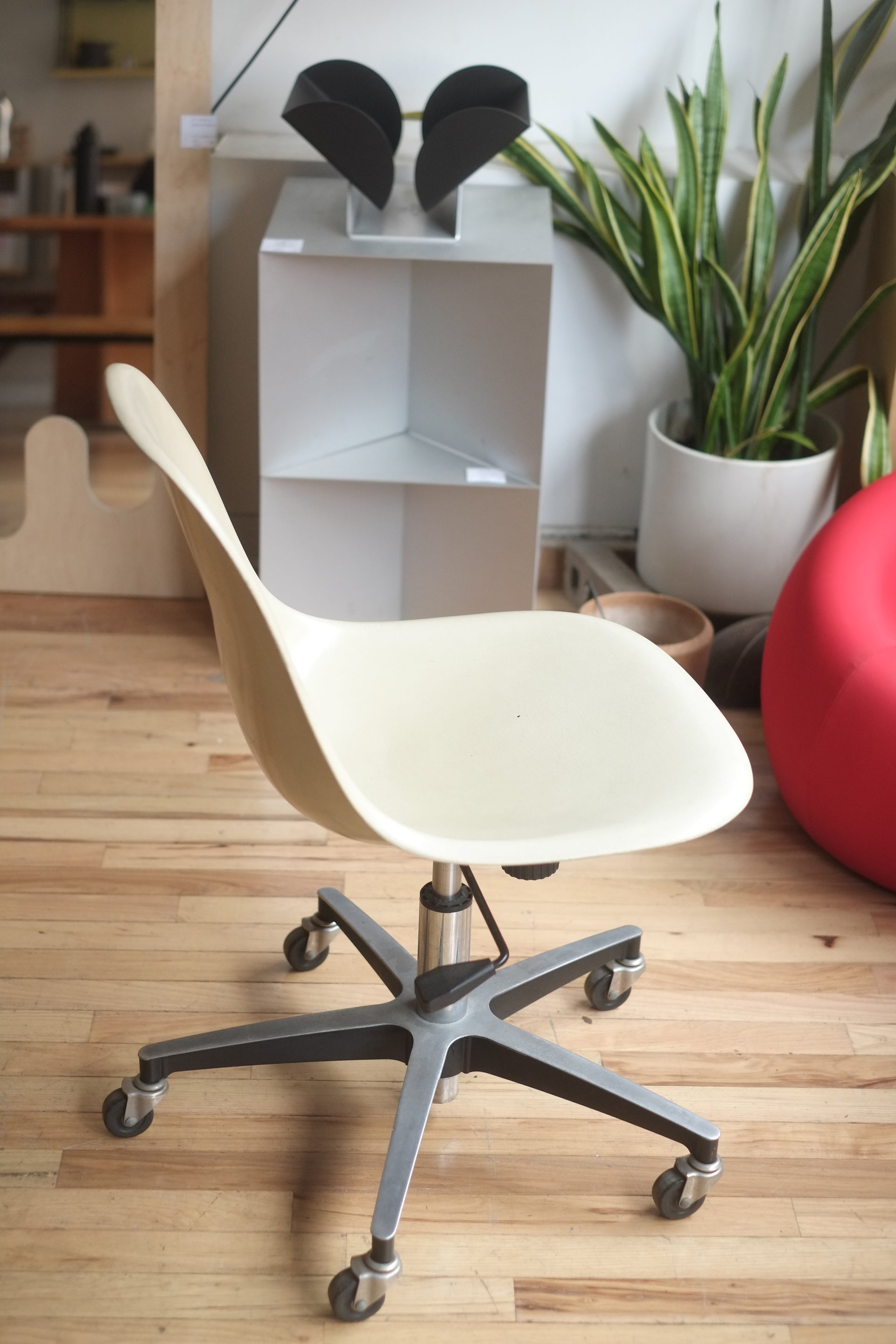 Eames Task Chair by Herman Miller (Eggshell)