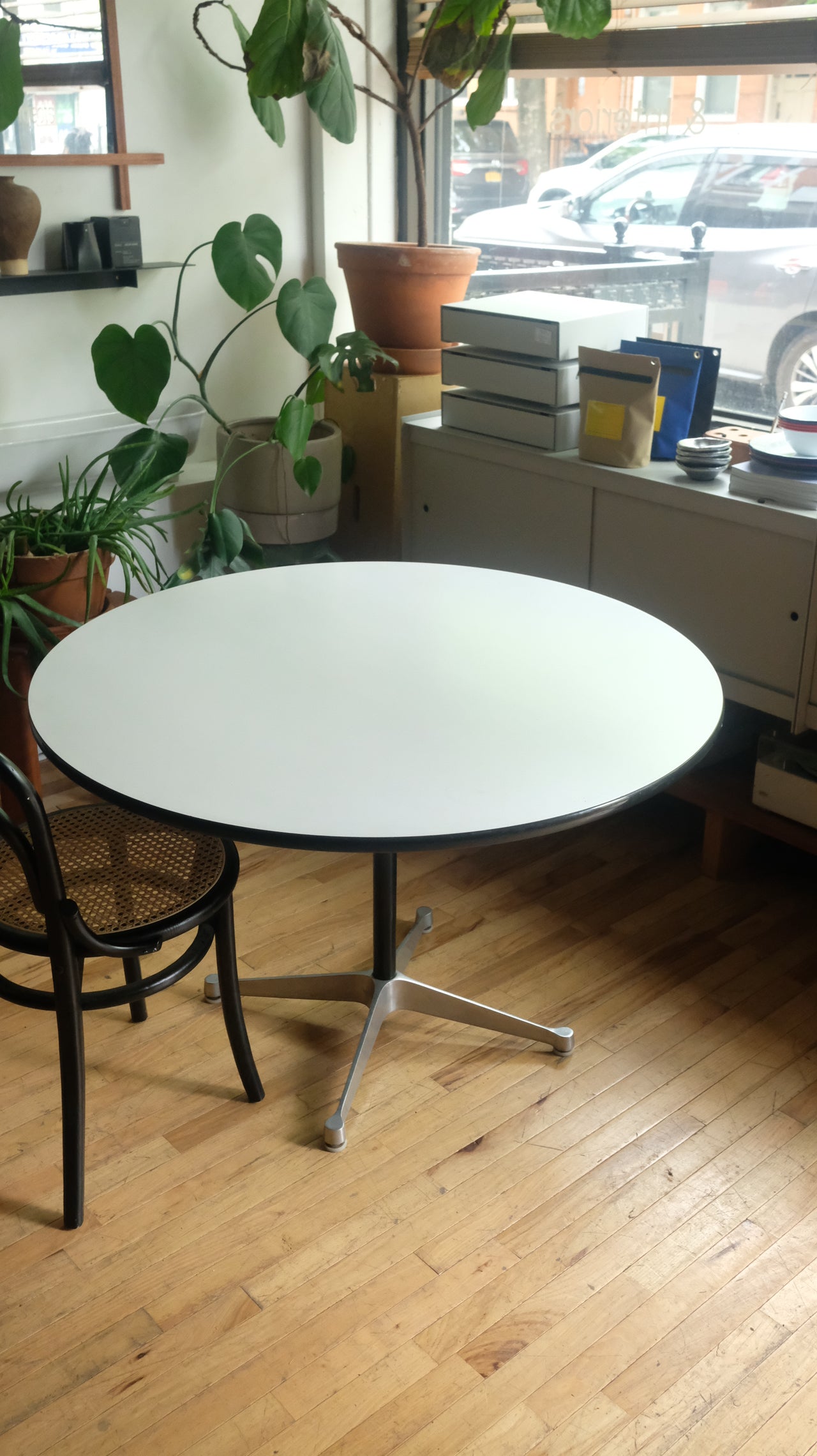 Eames Aluminum group 42" round table by Herman Miller