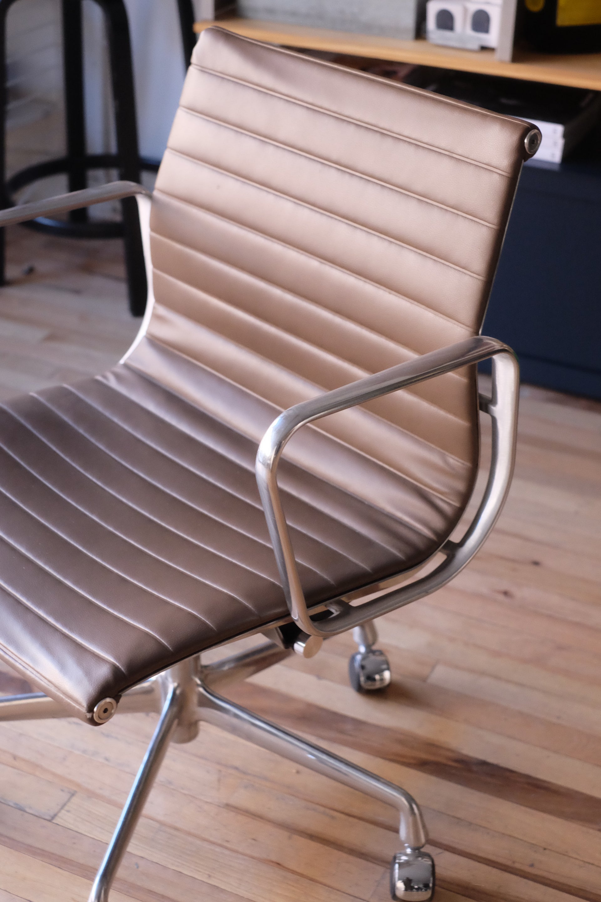 Eames Aluminum Group Management Chair (Brown leather)
