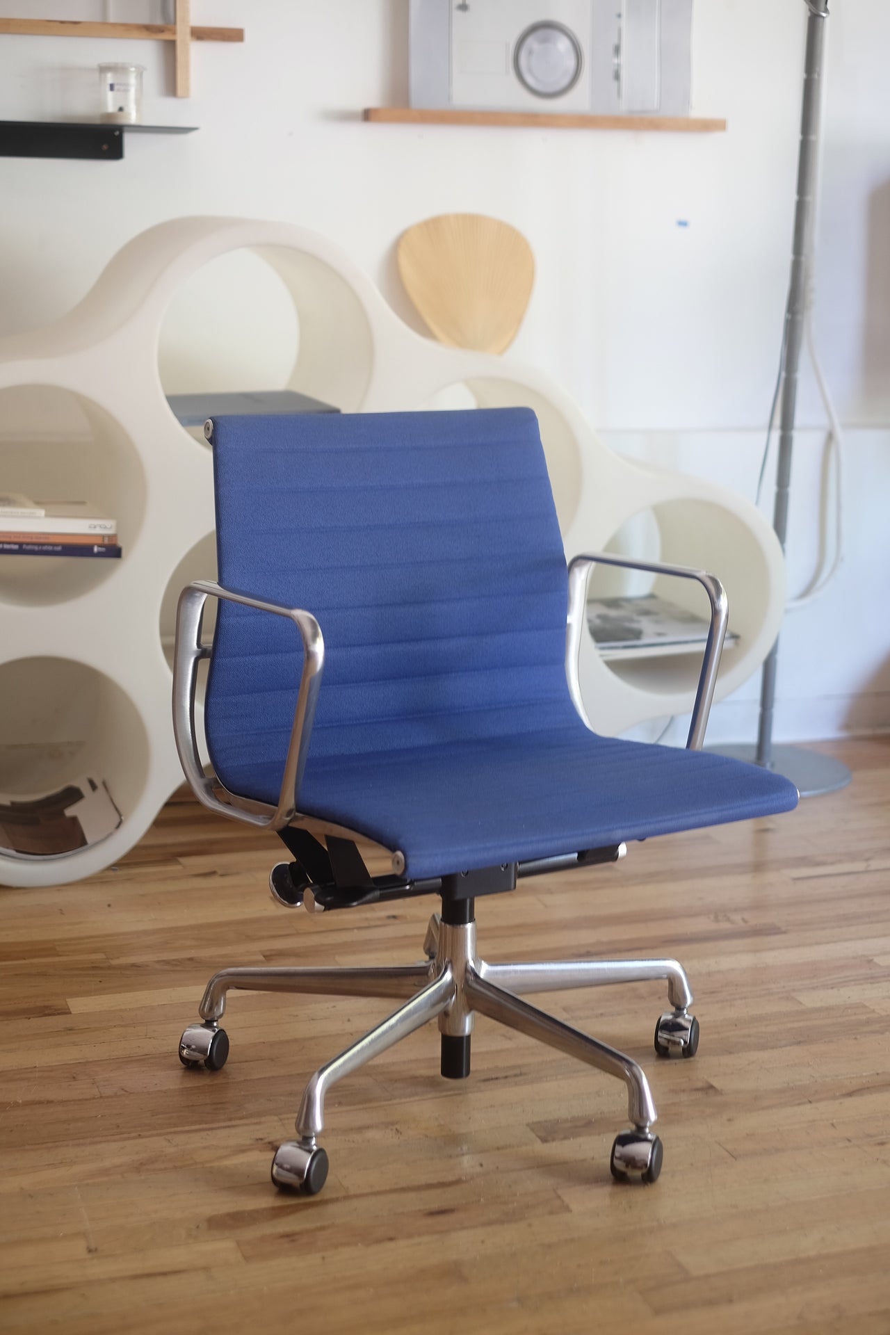 Eames Aluminum Group Management Chair (Blue Upholstery)