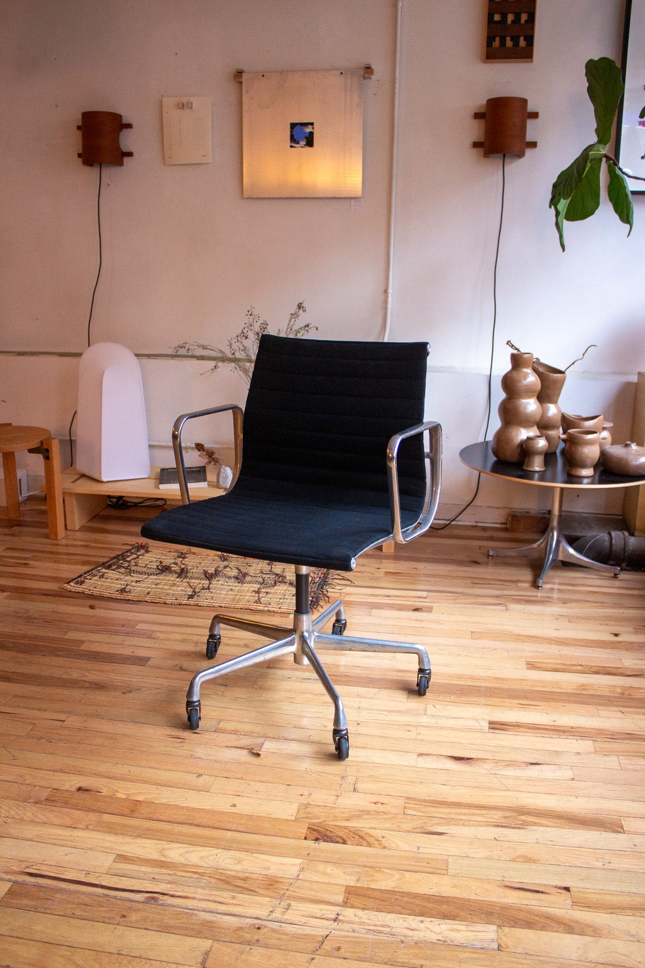 Eames Aluminum Group Management Chair (Black Upholstery)