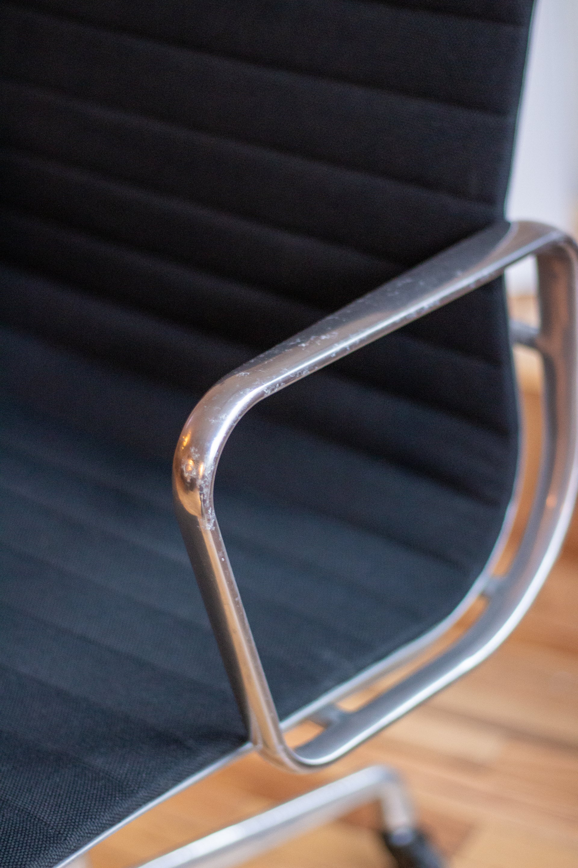 Eames Aluminum Group Management Chair (Black Upholstery)