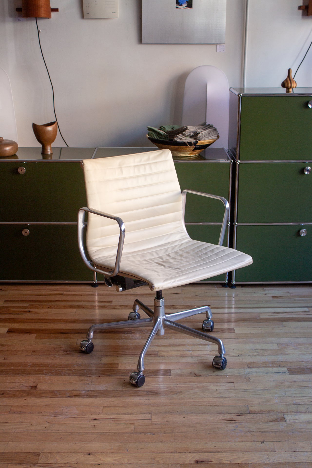 Eames Aluminum Group Management chair (White Leather)