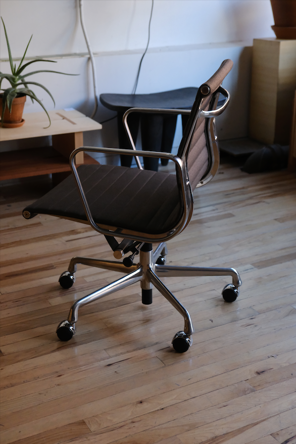 Eames Aluminum Group Management Chair (Machine Grey Upholstery)