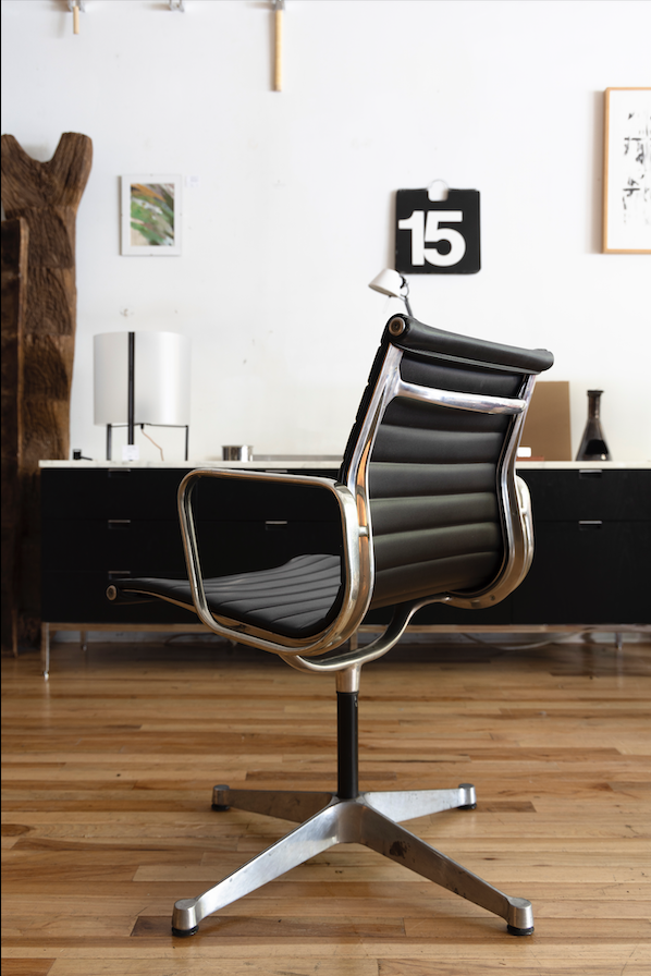 Eames Aluminum Group Management Chair (Black)