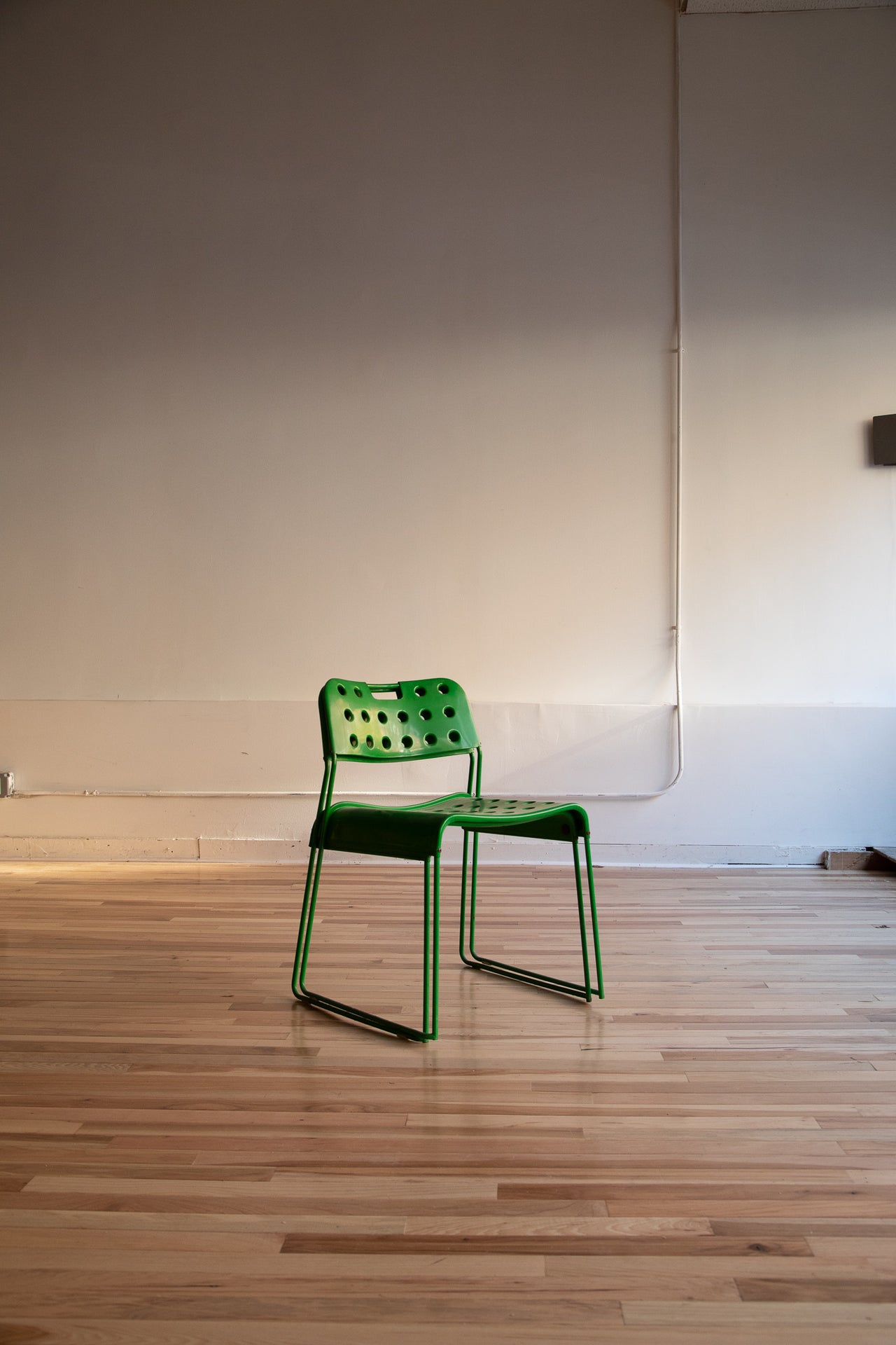 Rent: 70s Stackable chairs by Rodney Kinsman for Bieffeplast