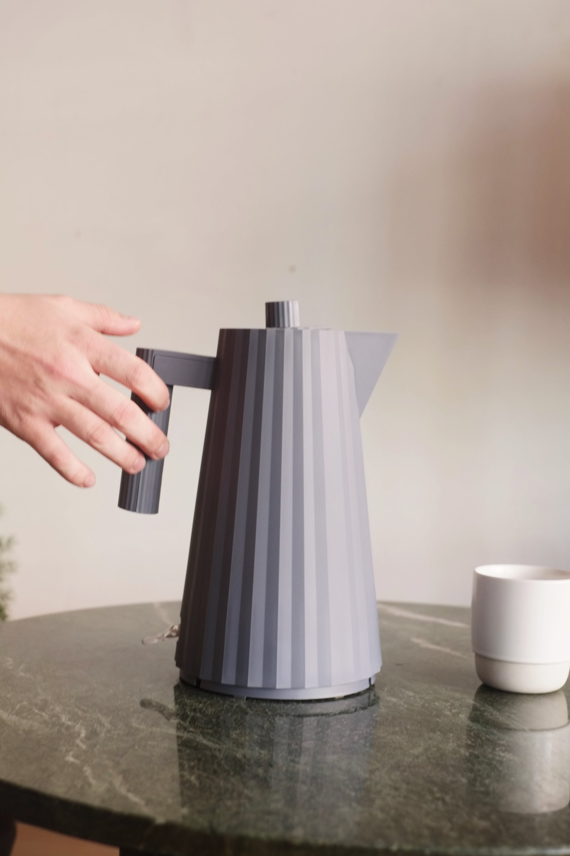 Plissé ELECTRIC KETTLE  by Michele De Lucchi for Alessi (Gray)