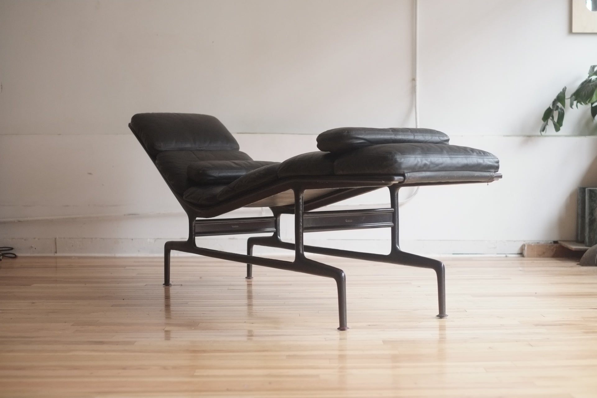 Eames ES106 chaise for Herman Milller
